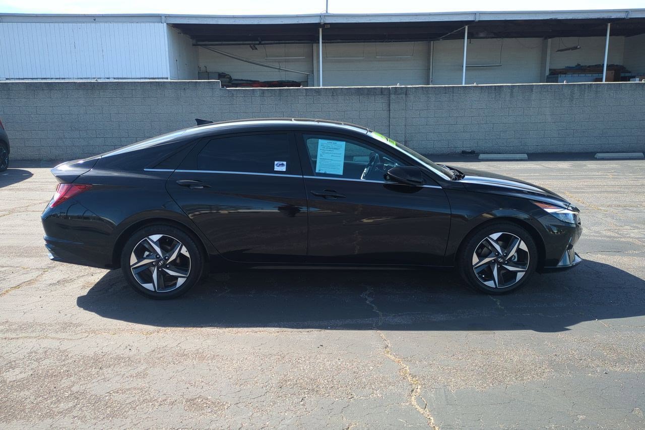 Used 2022 Hyundai Elantra Limited w/ Cargo Package image 5