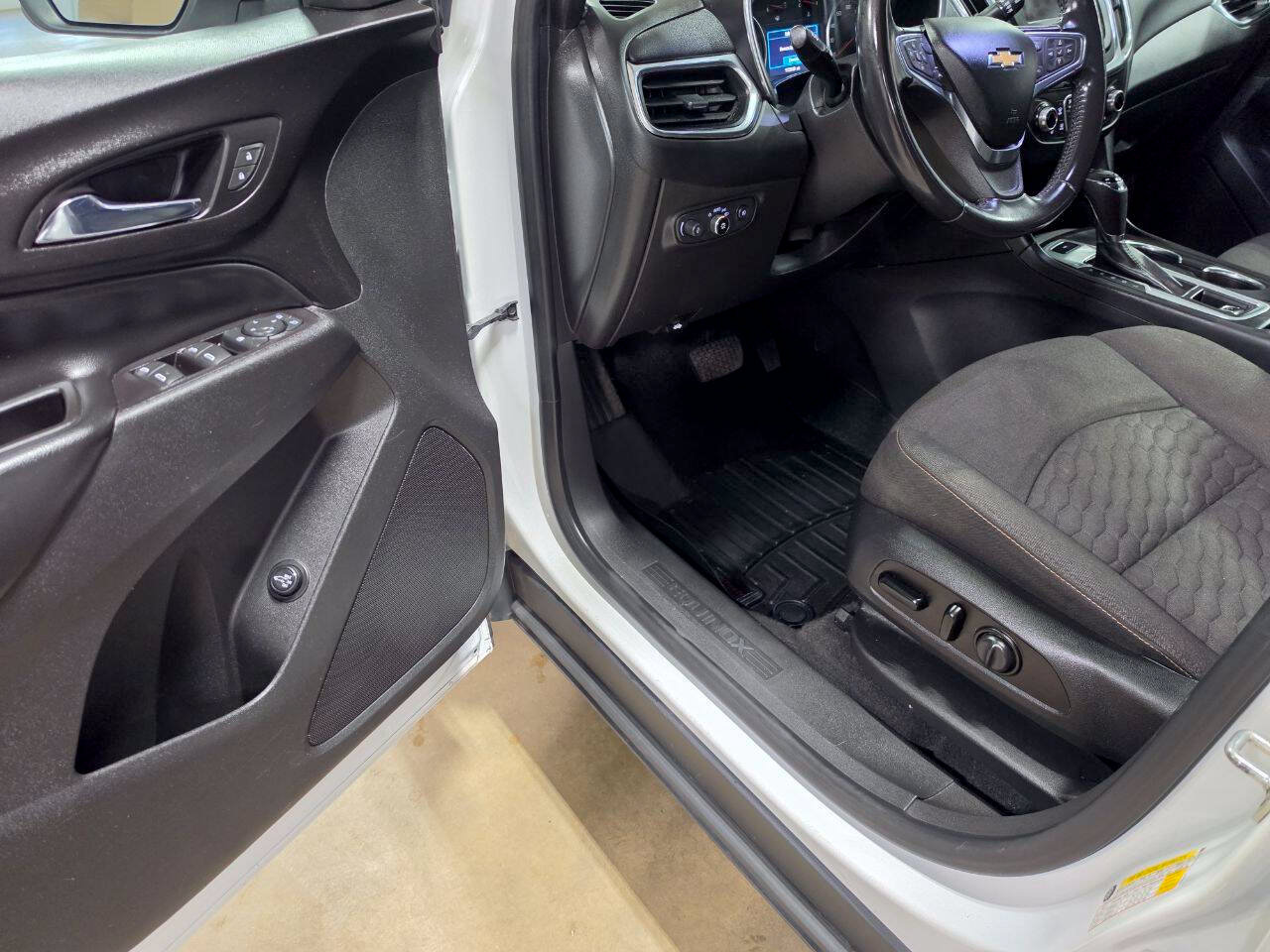 Used 2020 Chevrolet Equinox LT AWD/4WD image 24