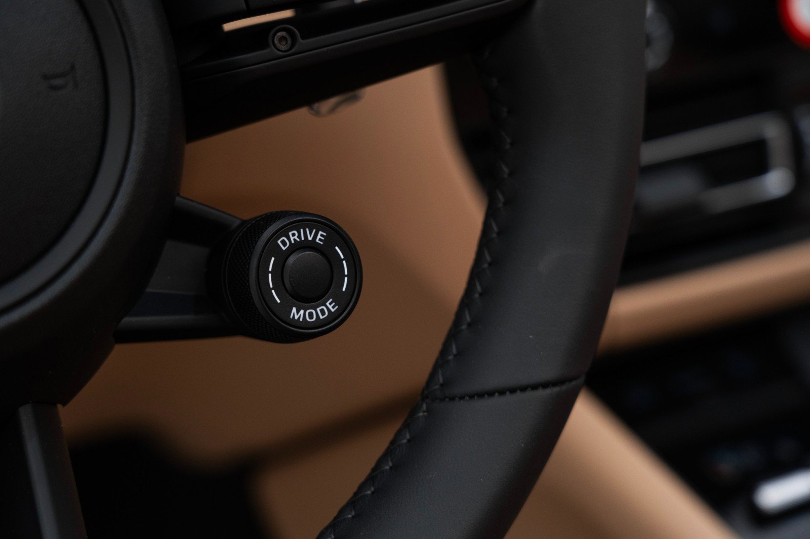 Certified 2025 Porsche Macan AWD/4WD image 25