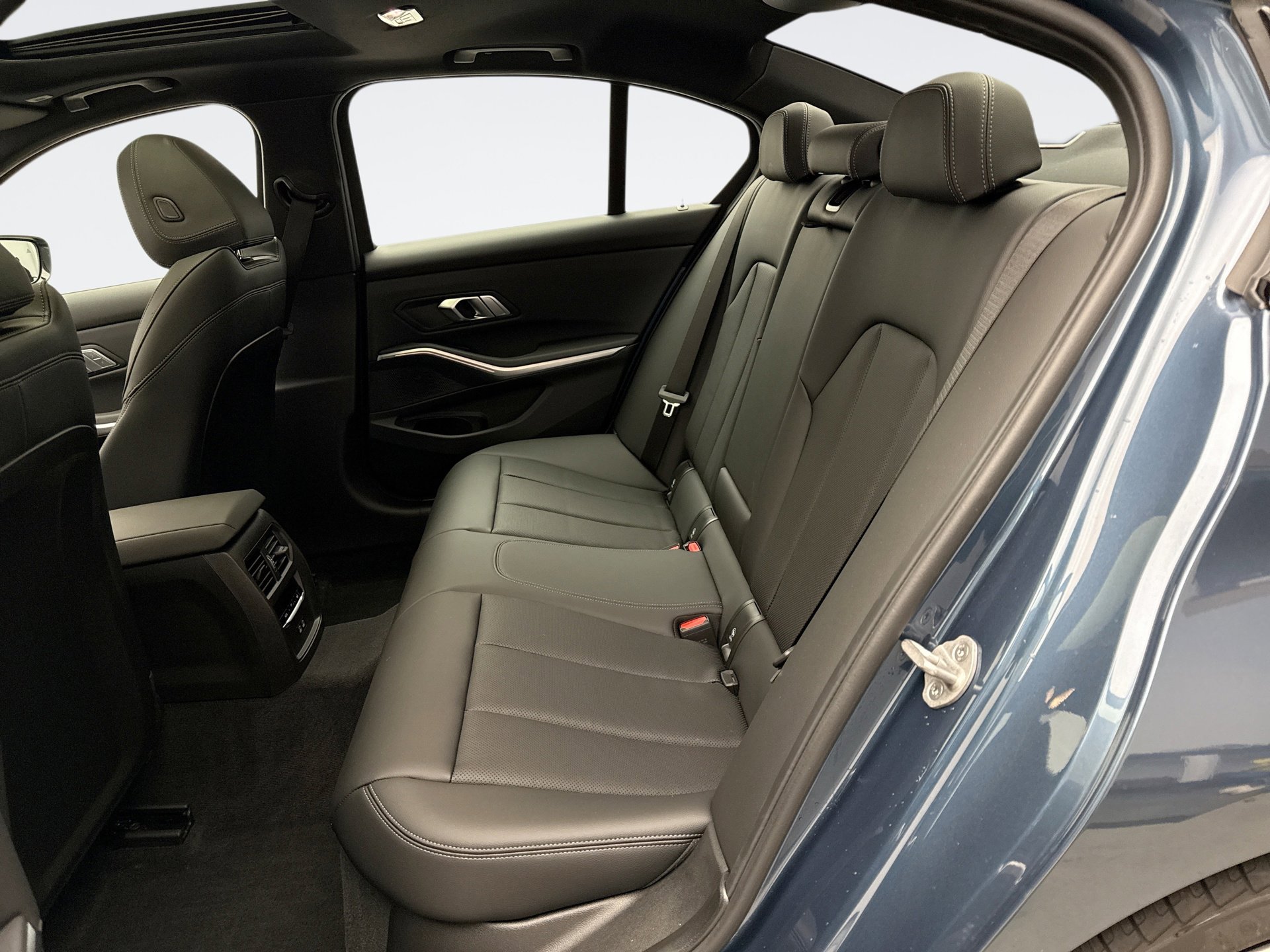 Used 2025 BMW 330i xDrive Sedan w/ M Sport Package image 20