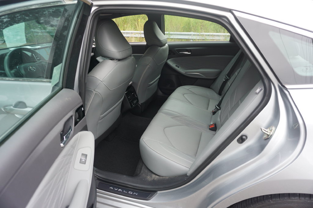 Used 2020 Toyota Avalon Limited w/ Advanced Safety Package FWD image 16