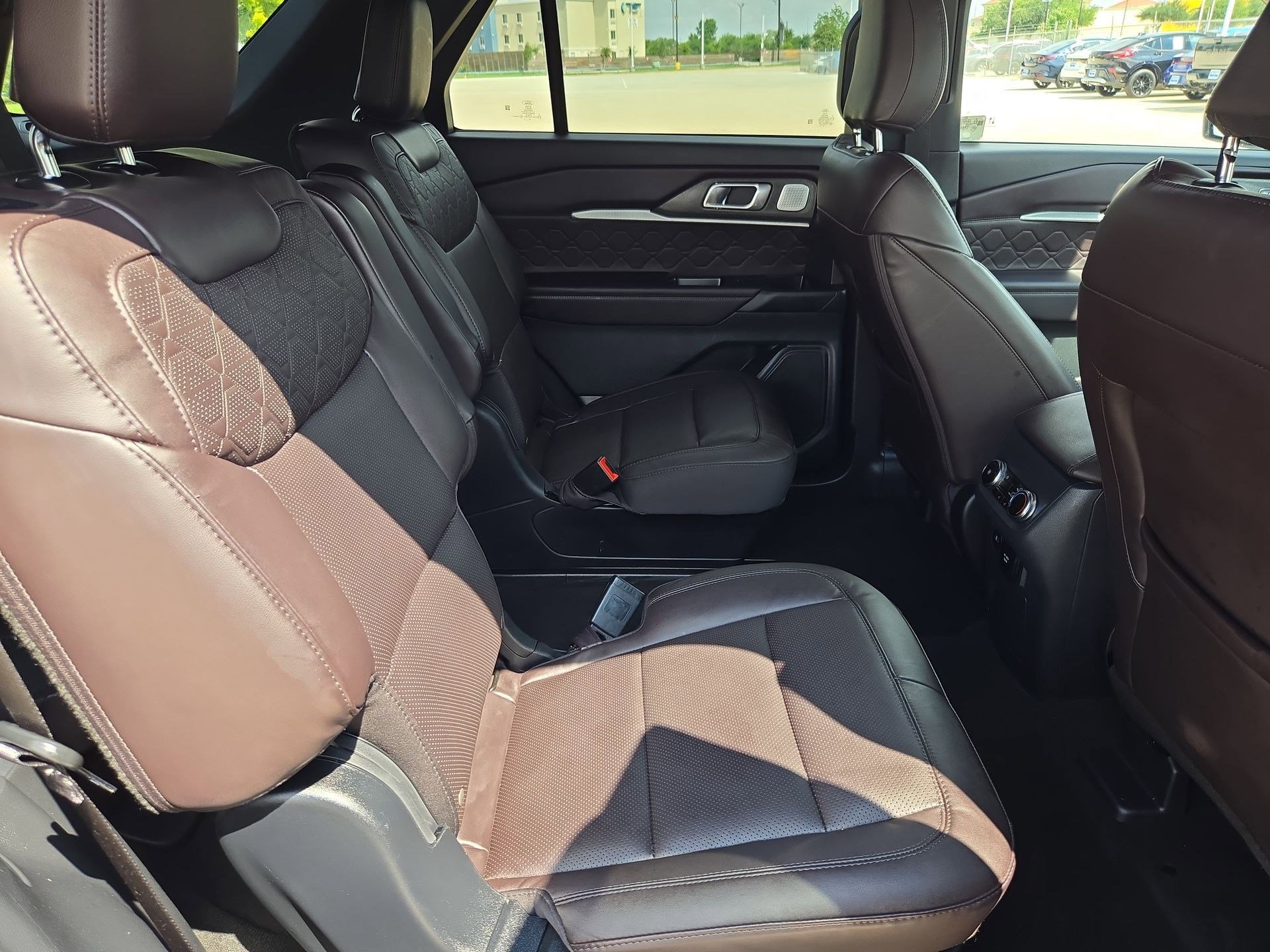 Used 2026 Ford Explorer Platinum w/ LUX Leather Package AWD/4WD image 31