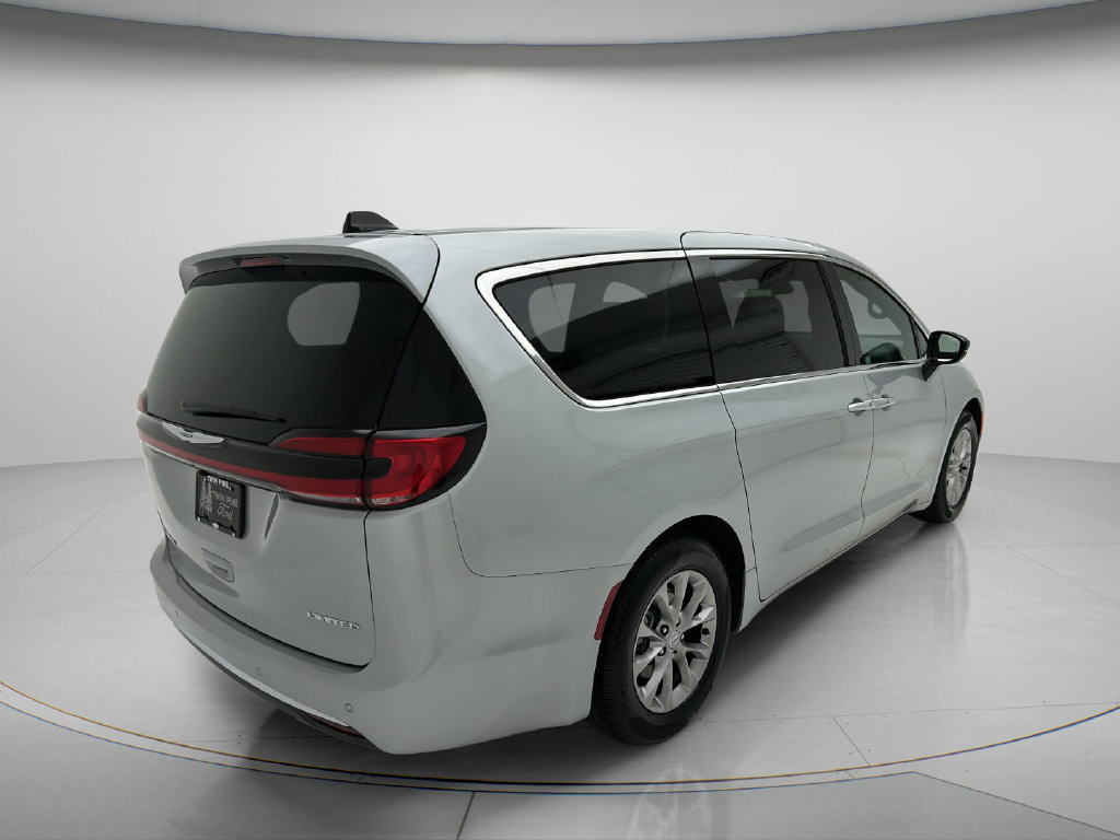 Used 2026 Chrysler Pacifica Limited FWD image 3