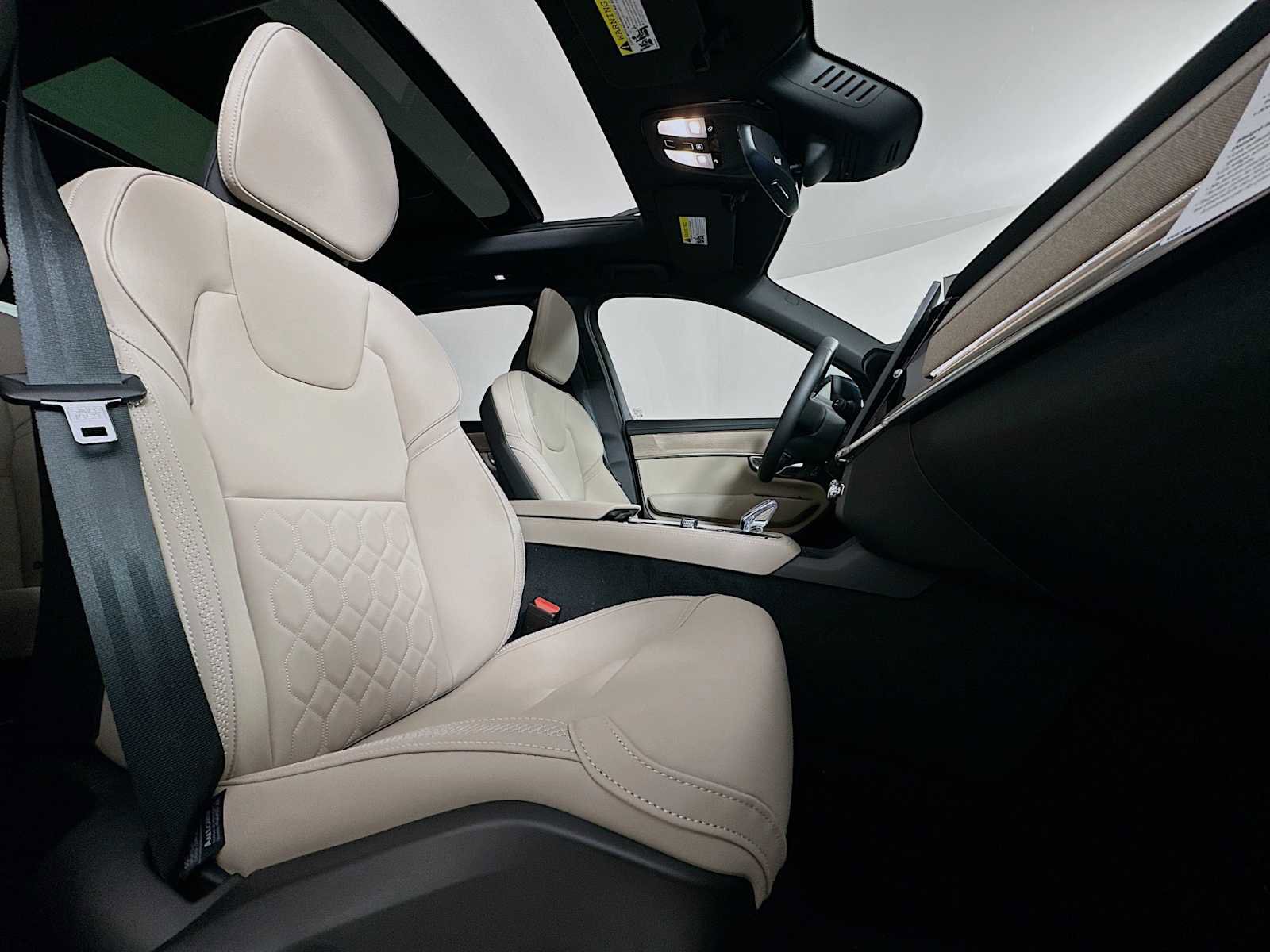 New 2026 Volvo XC90 B6 Plus w/ Protection Package Premier image 28