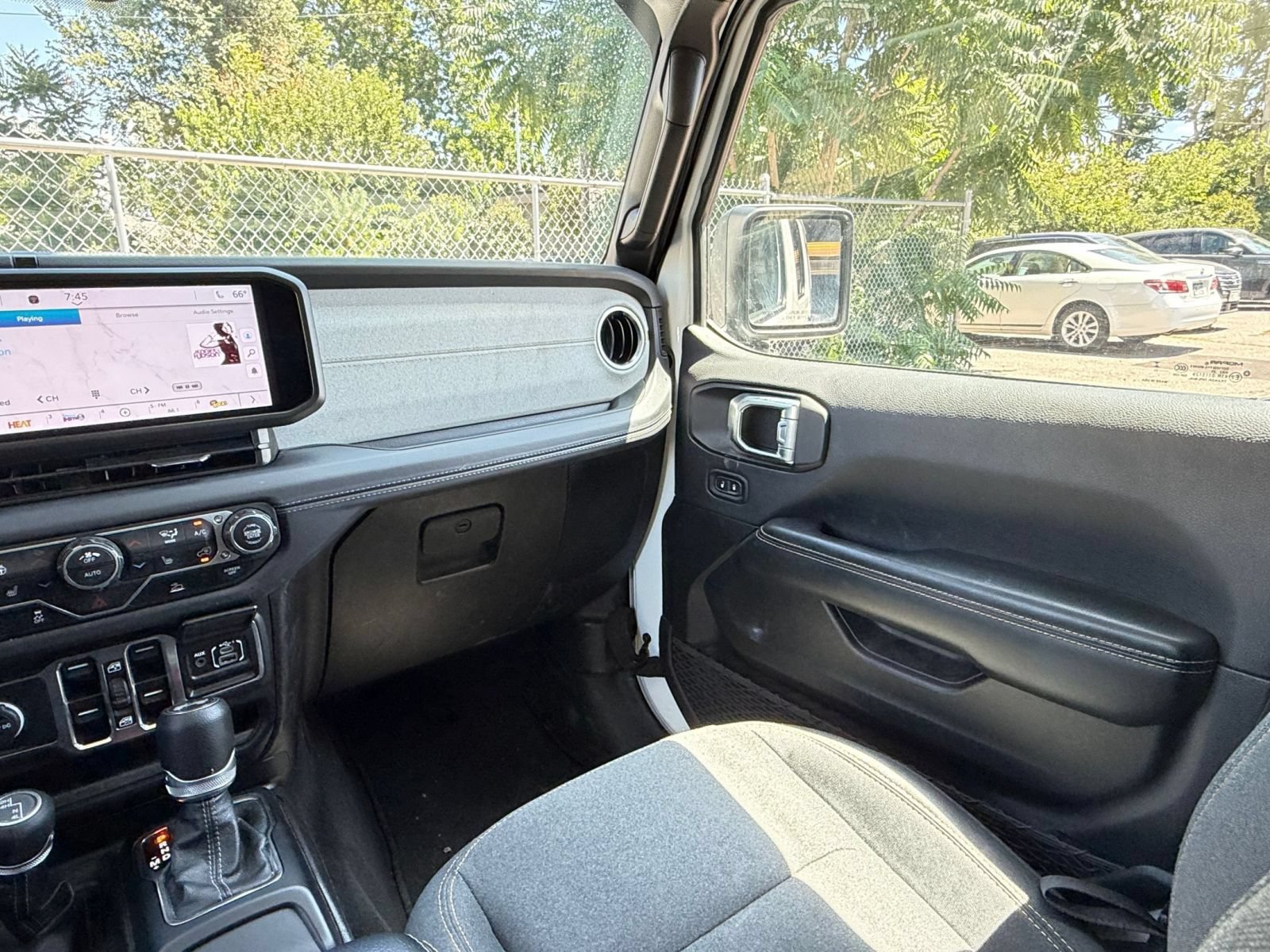 Used 2025 Jeep Wrangler Unlimited Sahara AWD/4WD image 35