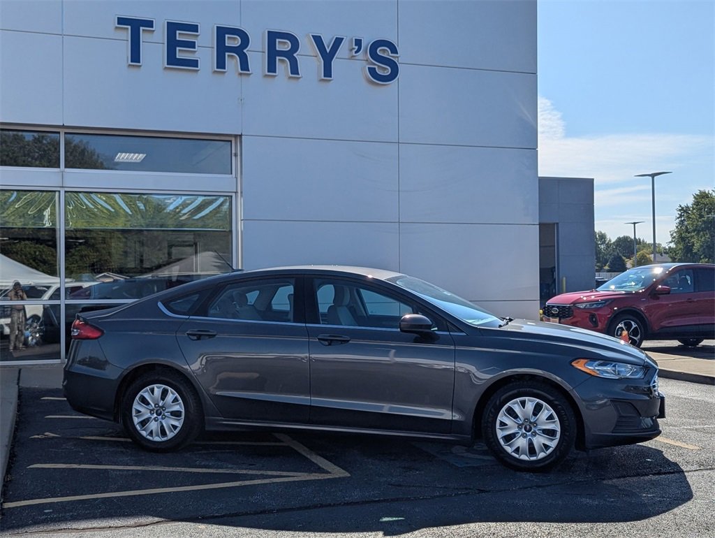 Used 2019 Ford Fusion S image 2