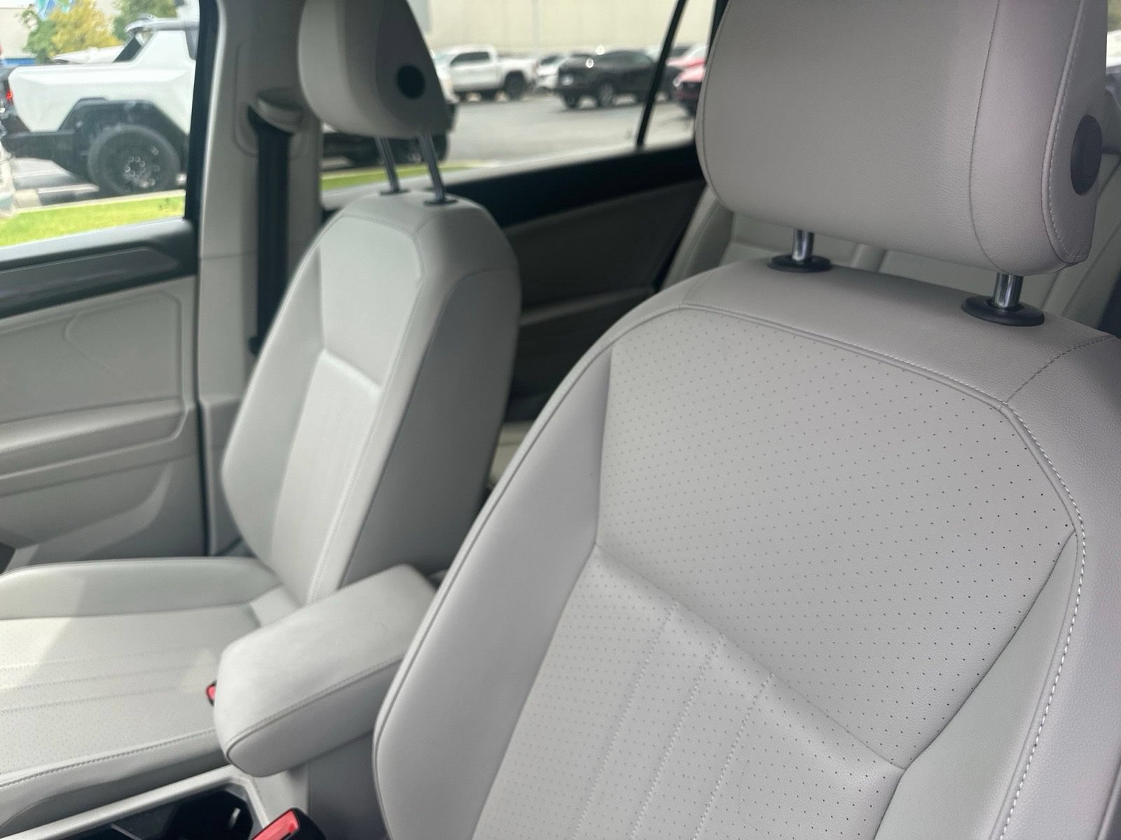 Used 2023 Volkswagen Tiguan SE w/ Panoramic Sunroof Package FWD image 10