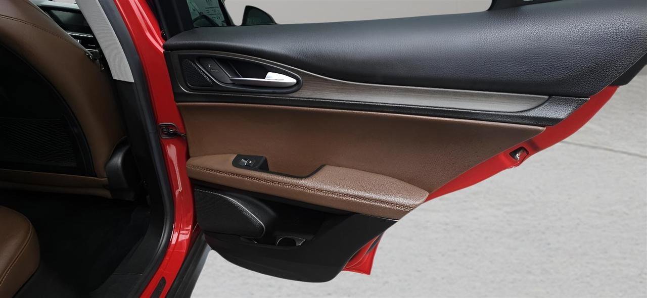 Used 2018 Alfa Romeo Stelvio Ti AWD/4WD image 36