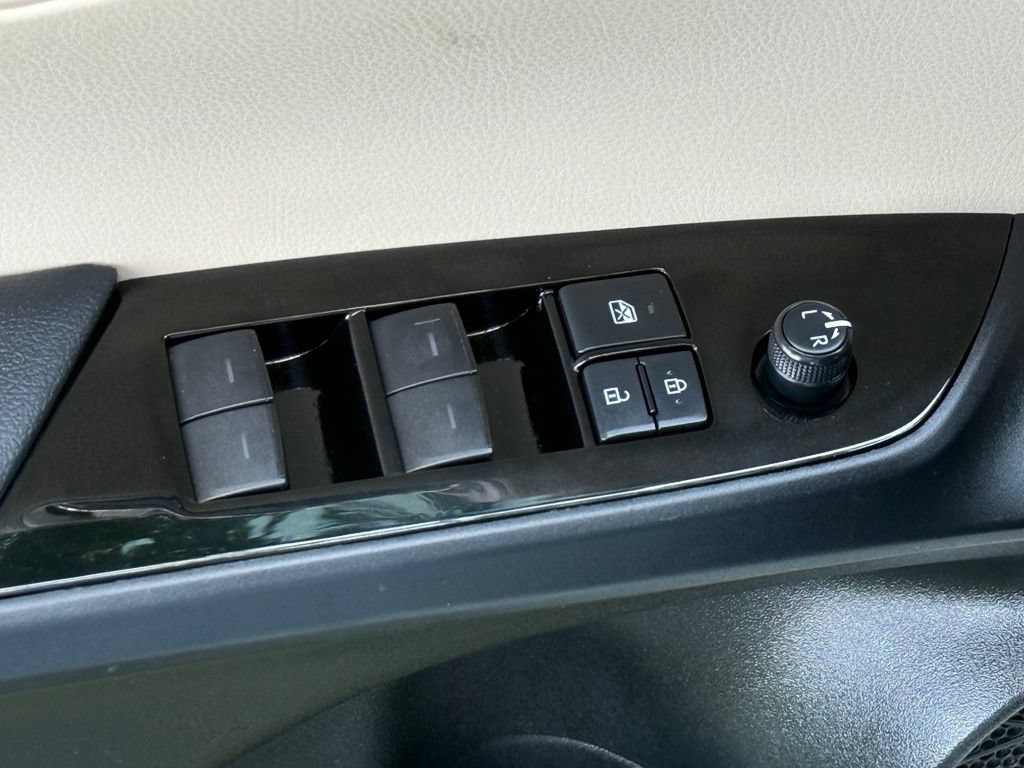 Used 2019 Toyota Prius LE FWD image 12