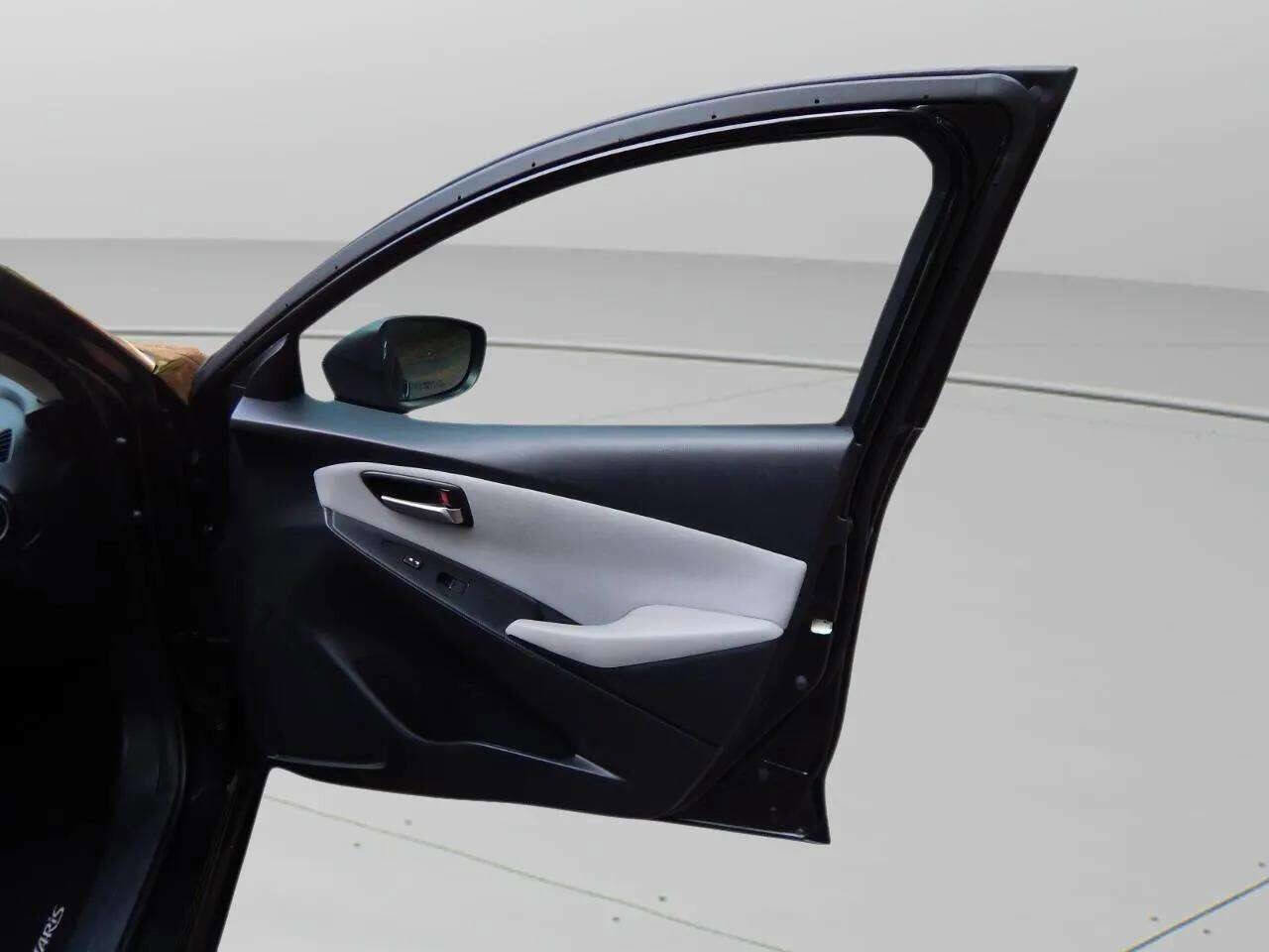 Used 2019 Toyota Yaris XLE image 34