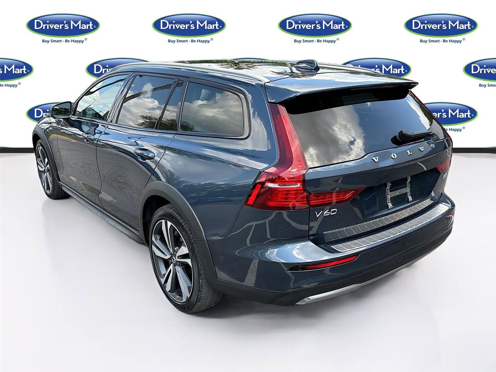 Used 2025 Volvo V60 B5 Cross Country Plus image 5