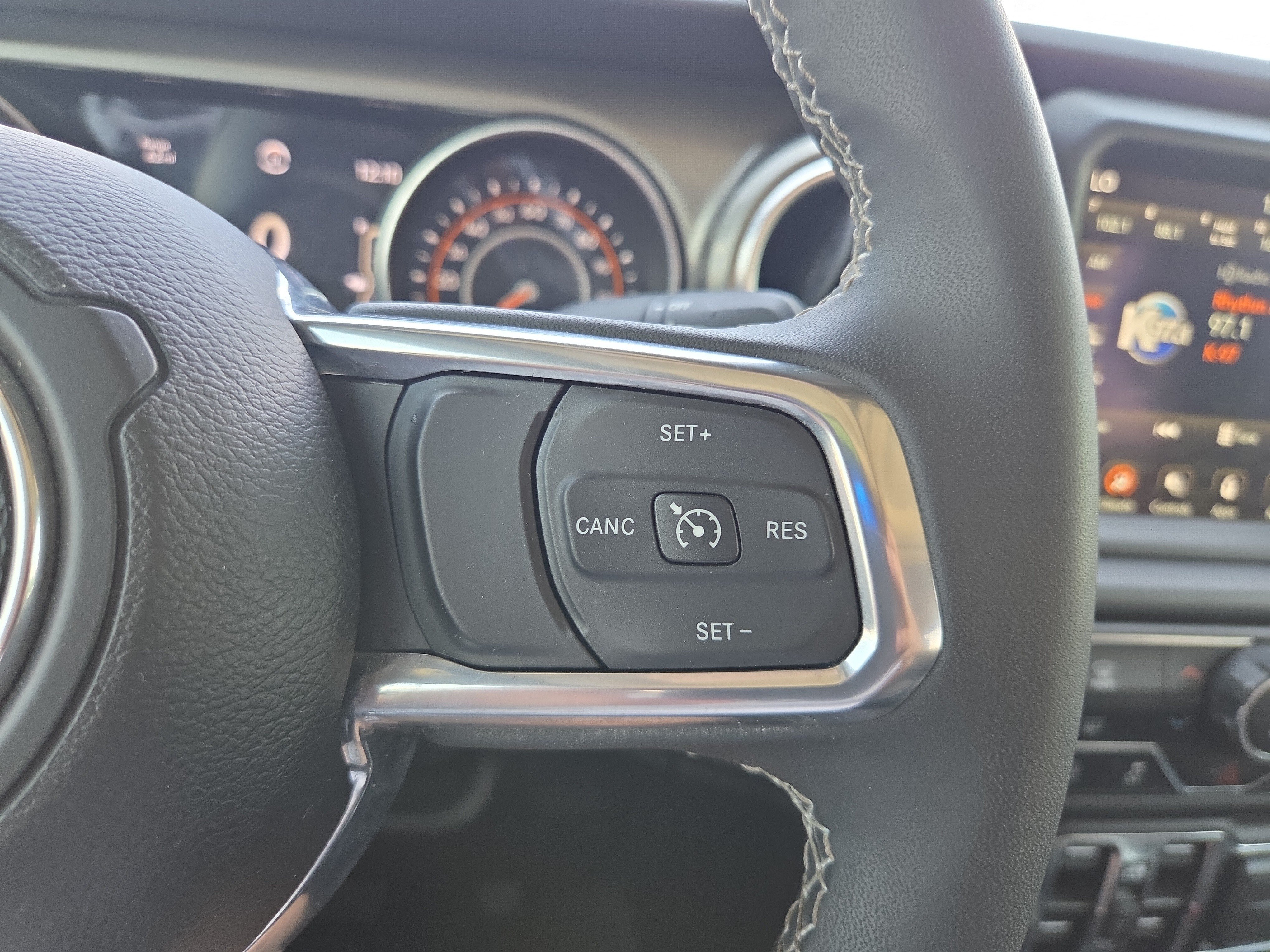 Used 2023 Jeep Gladiator Overland AWD/4WD image 12