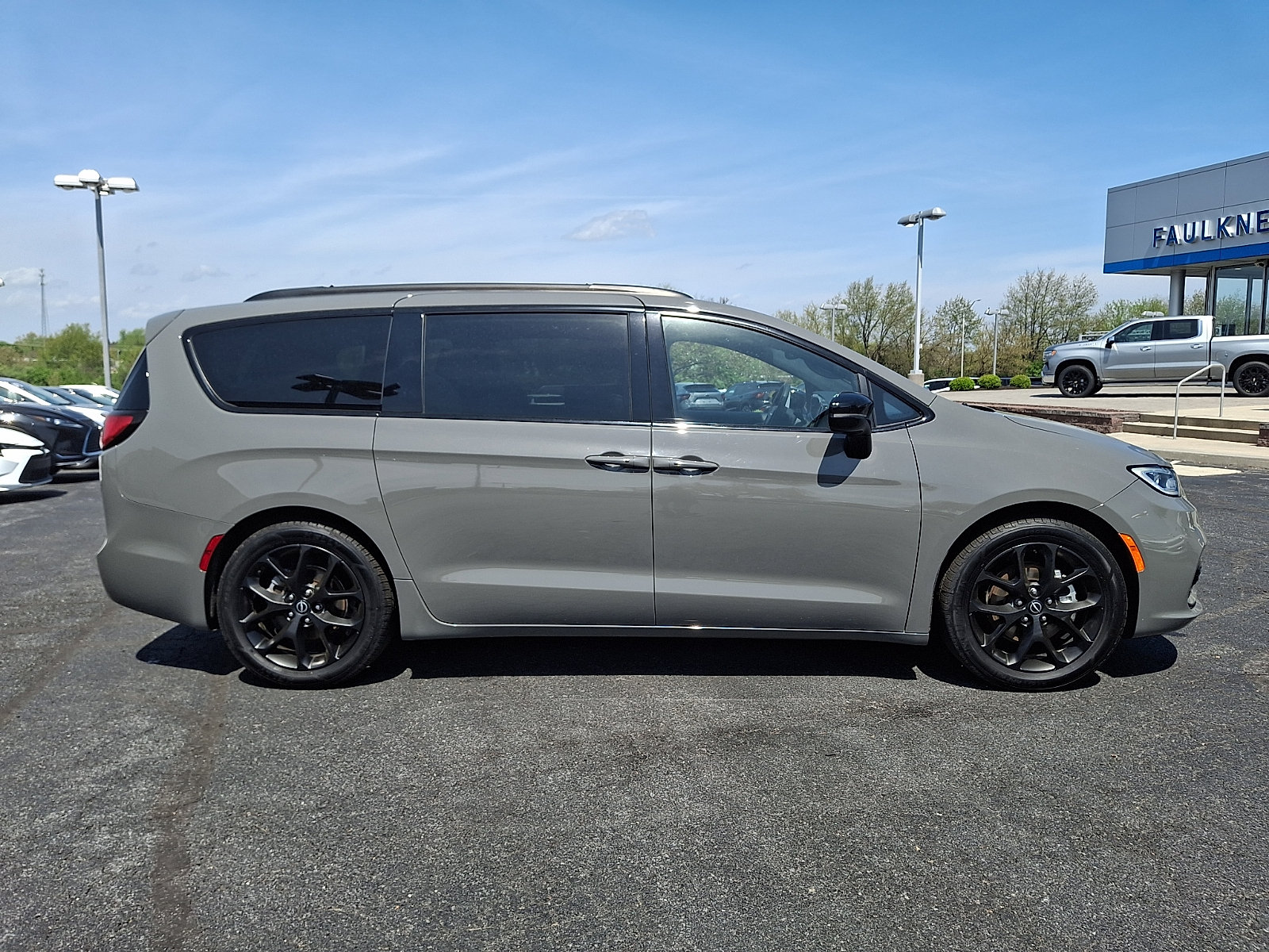 Used 2025 Chrysler Pacifica Limited FWD image 8