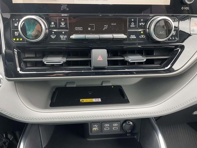 Used 2023 Toyota Highlander Limited FWD image 27