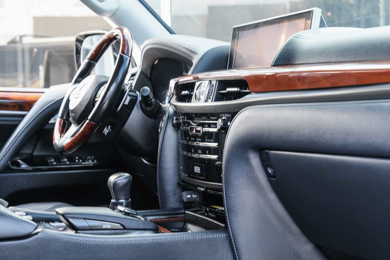 Used 2017 Lexus LX 570 4WD w/ Luxury Package image 23