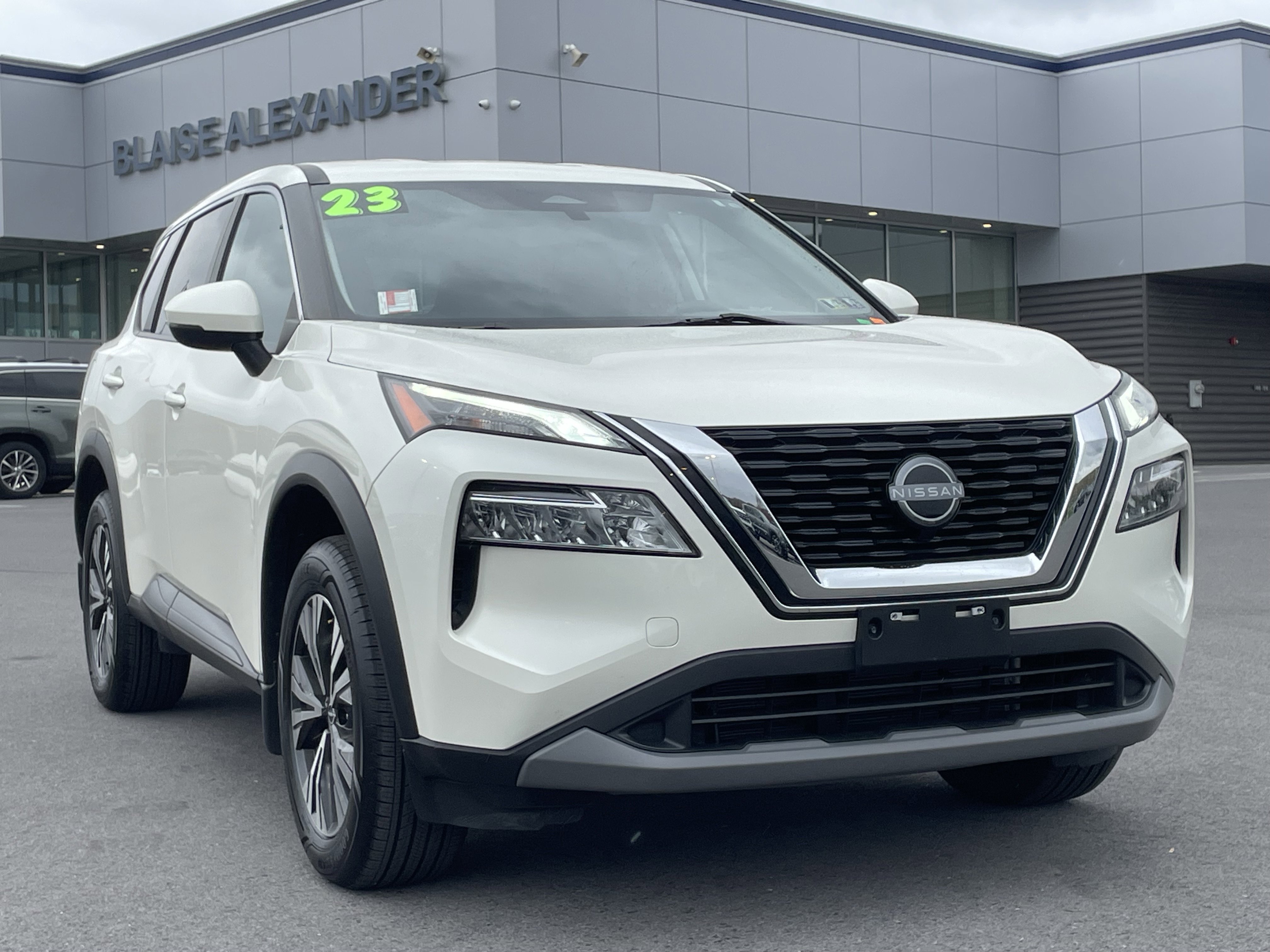 Used 2023 Nissan Rogue SV image 1