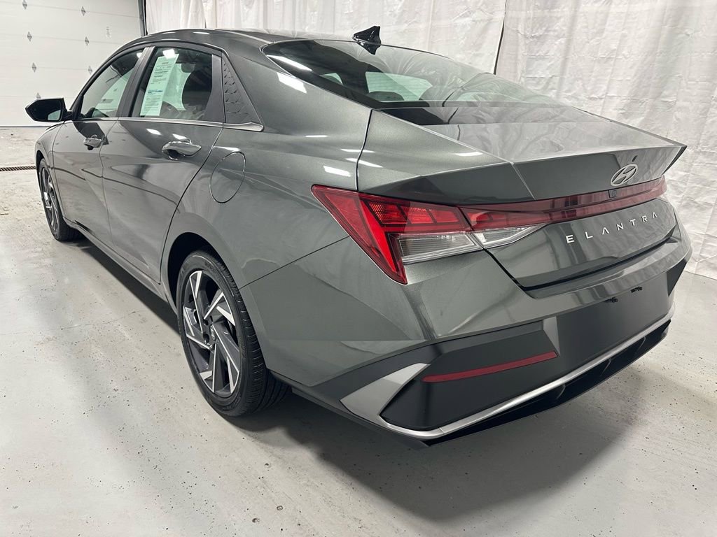 Used 2025 Hyundai Elantra SEL image 5