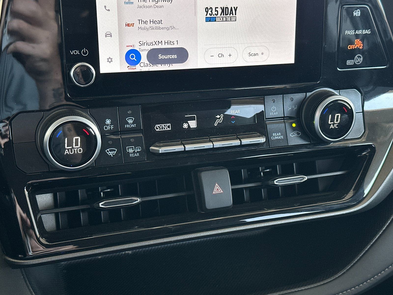 Used 2025 Toyota Highlander LE image 19