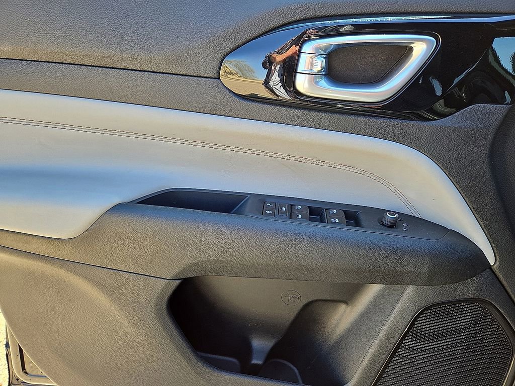 Used 2025 Jeep Compass Limited image 21