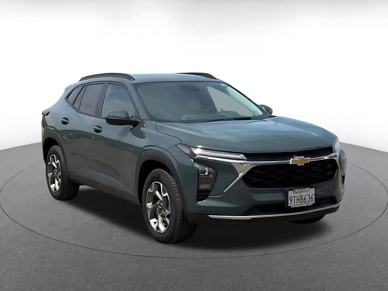 Used 2025 Chevrolet Trax LT w/ LT Convenience Package image 3