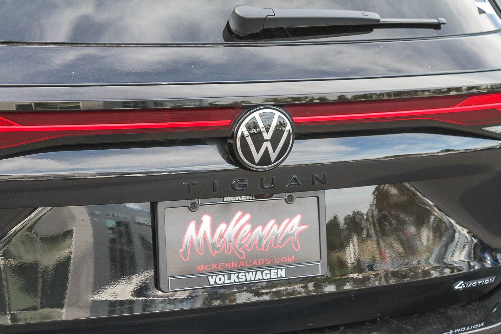 Used 2025 Volkswagen Tiguan SE R-Line AWD/4WD image 10
