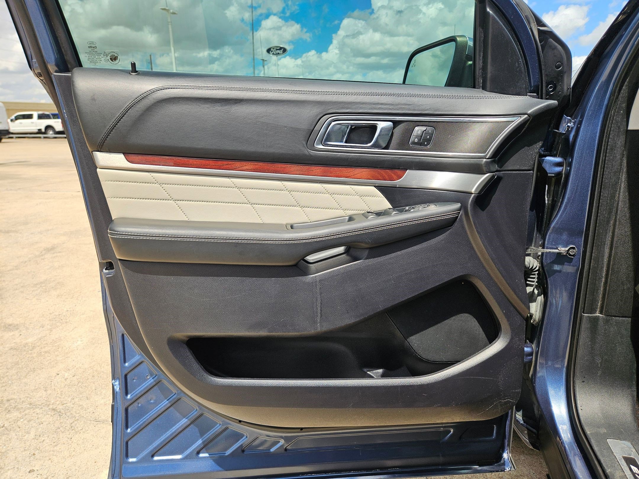 Used 2019 Ford Explorer Platinum image 12