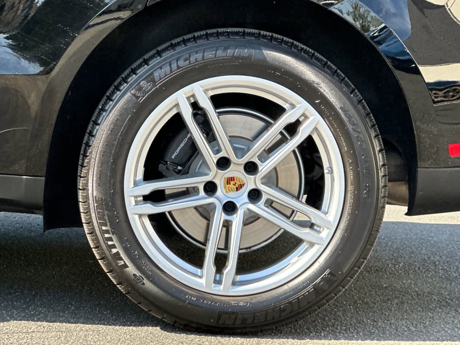 Certified 2025 Porsche Macan AWD/4WD image 30