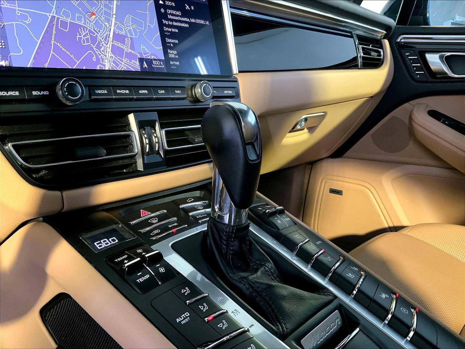 Certified 2020 Porsche Macan AWD/4WD image 17