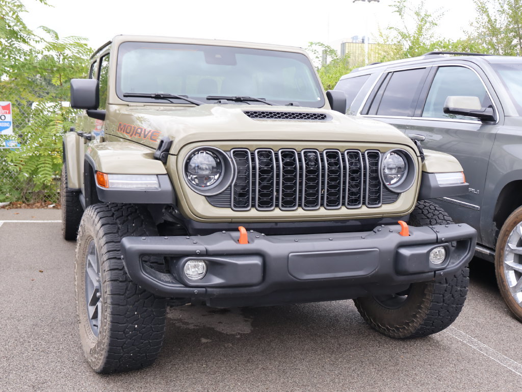 Used 2025 Jeep Gladiator Mojave AWD/4WD image 2