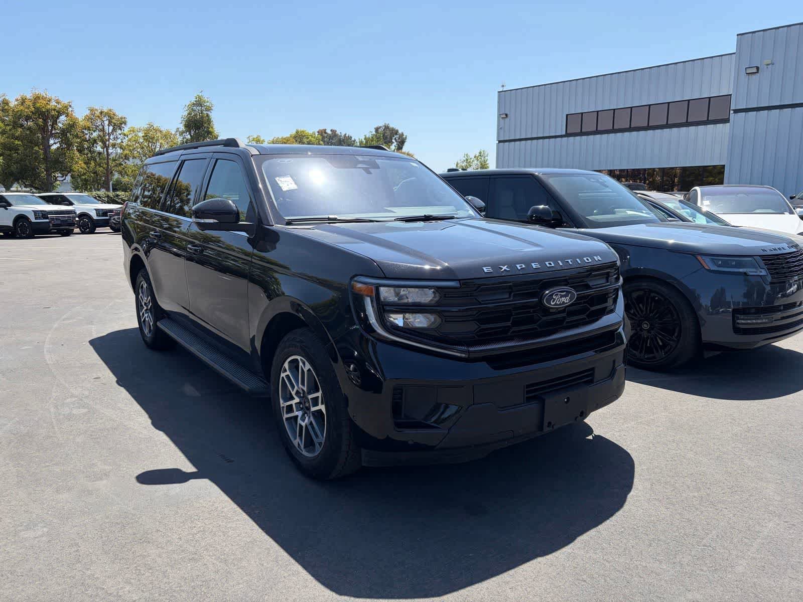 Used 2025 Ford Expedition Max Active AWD/4WD image 2