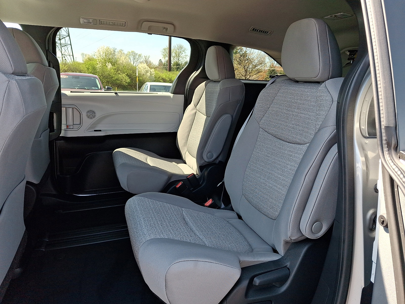 Used 2025 Toyota Sienna LE FWD image 11