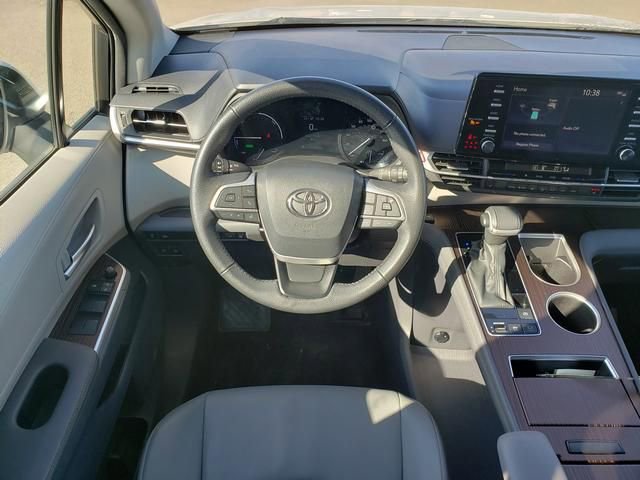 Used 2024 Toyota Sienna XLE FWD image 15