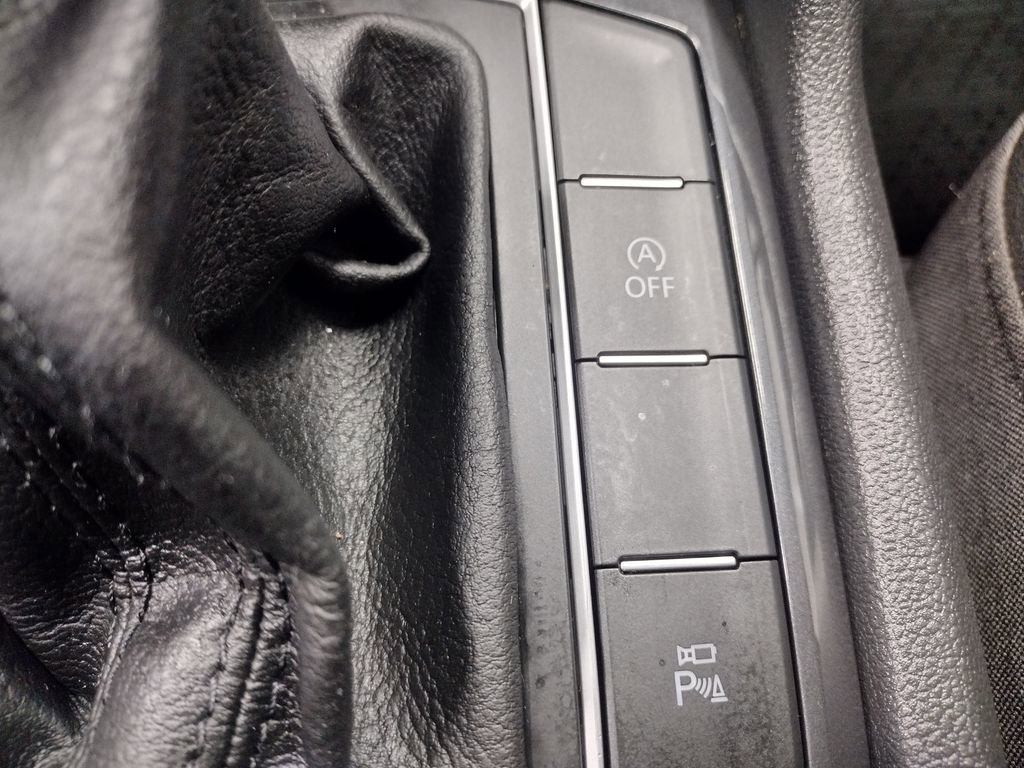 Used 2020 Volkswagen Tiguan SEL Premium R-Line image 37