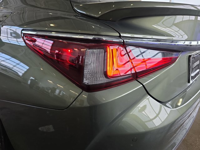 Certified 2025 Lexus ES 300h w/ Premium Package image 33