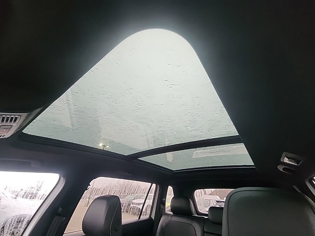 Certified 2024 Volkswagen Tiguan SEL R-Line image 23