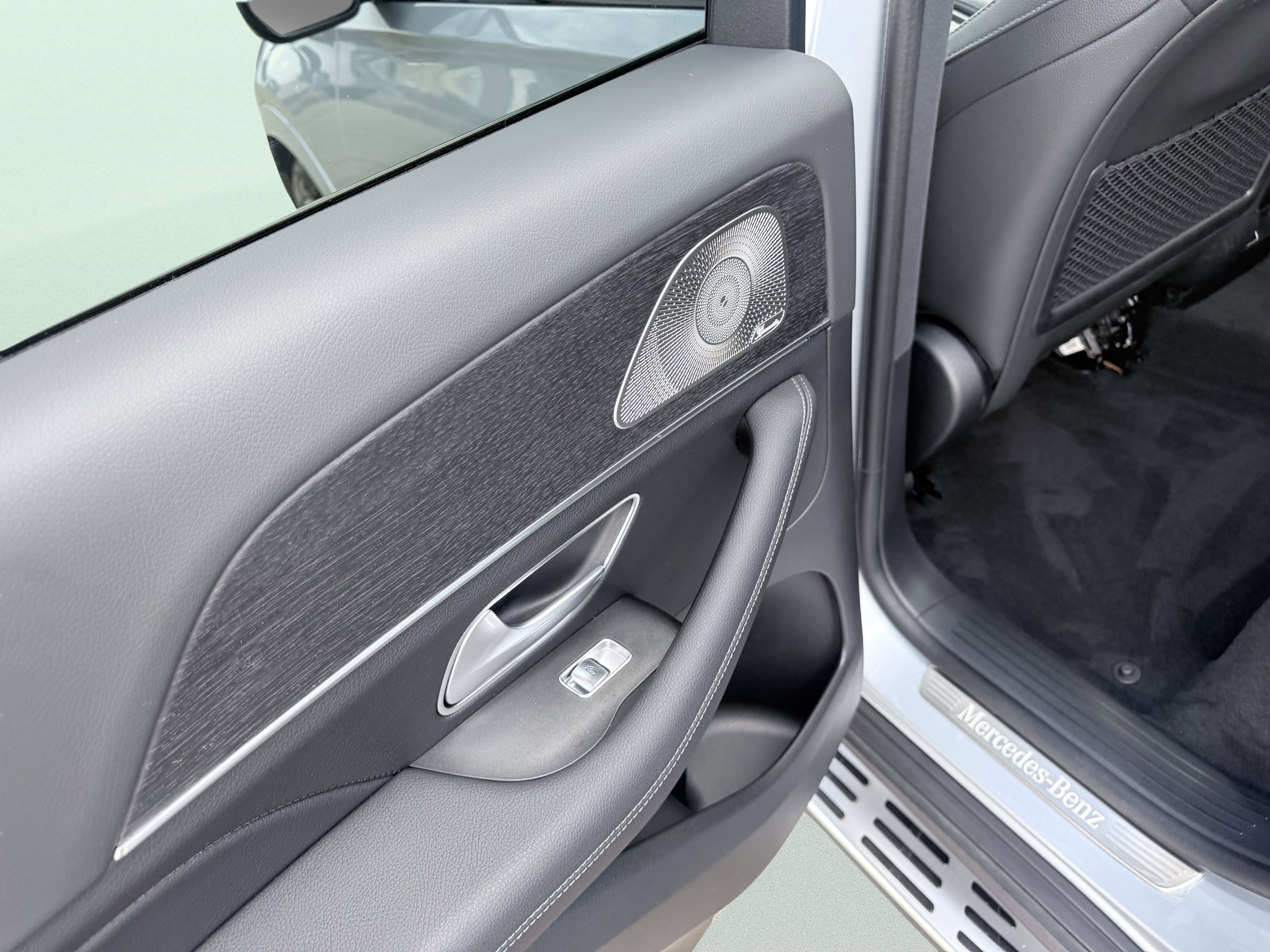 Used 2025 Mercedes-Benz GLE 450e 4MATIC w/ AMG Line Exterior image 16