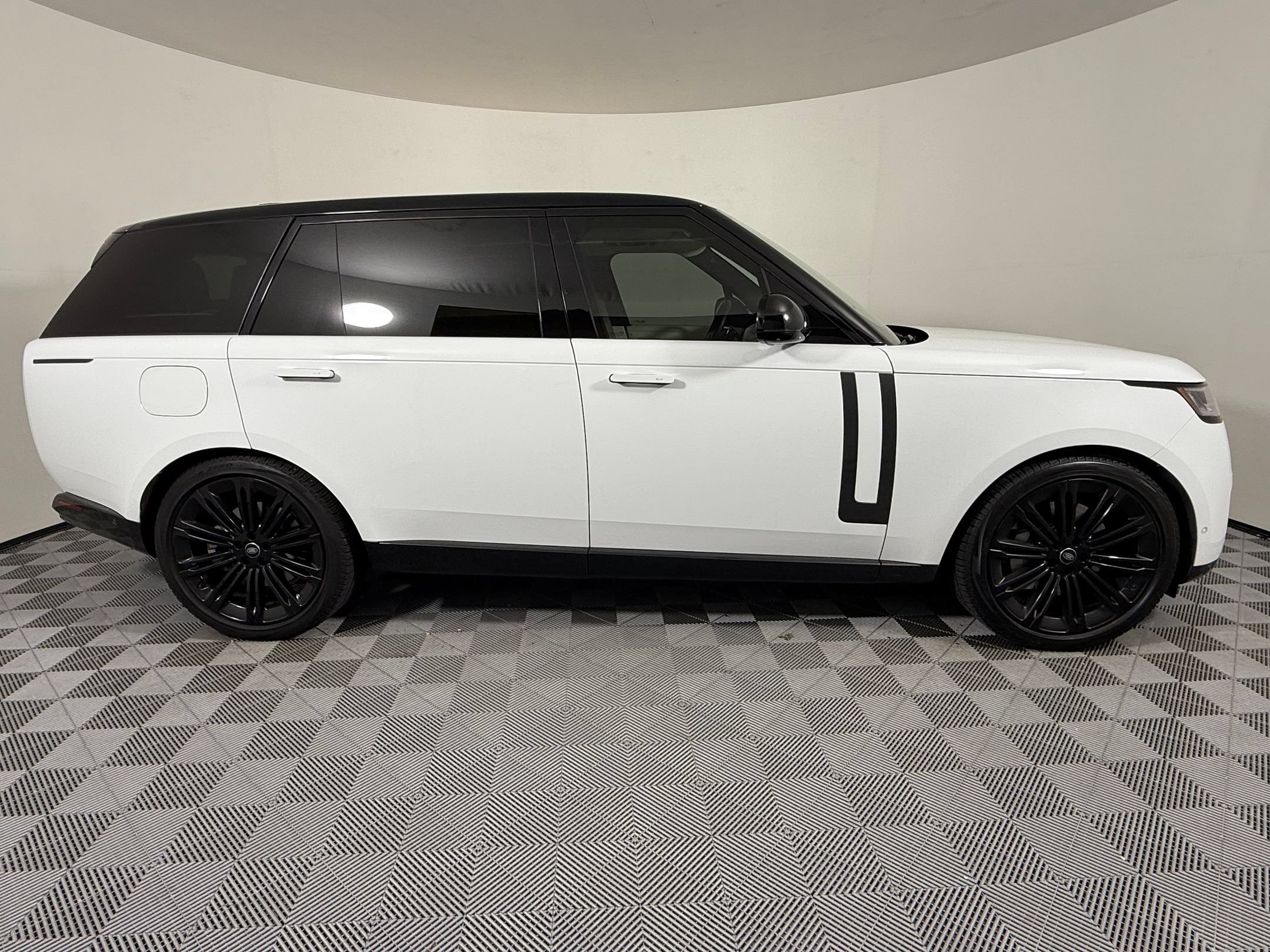 Used 2024 Land Rover Range Rover Long Wheelbase SE AWD/4WD image 9