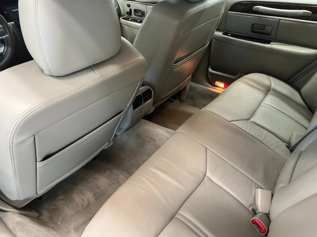 Used 2009 Lincoln Town Car Signature Limited image 14