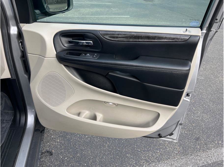 Used 2016 Dodge Grand Caravan American Value Package w/ UConnect Hands-Free Group image 19