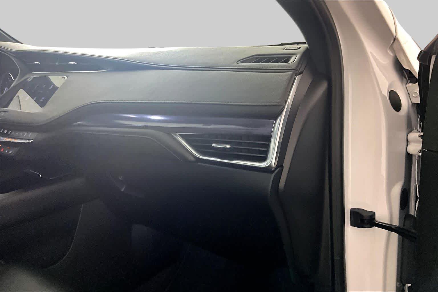 Certified 2023 Cadillac XT4 Luxury w/ Cold Weather Package FWD image 17