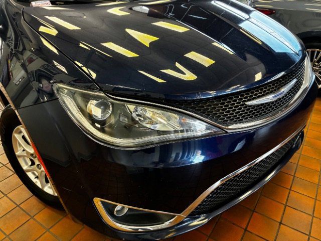 Used 2020 Chrysler Pacifica Touring-L FWD image 2