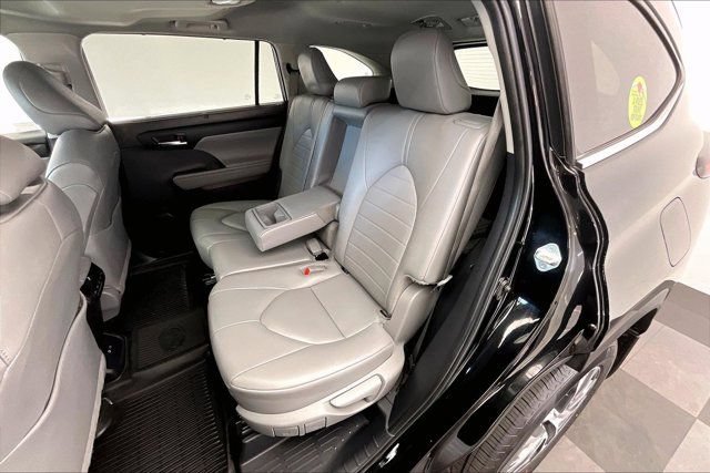 Used 2024 Toyota Highlander XLE FWD image 20