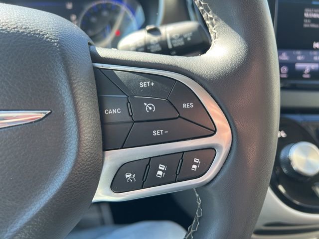 Used 2023 Chrysler Pacifica Touring-L FWD image 16