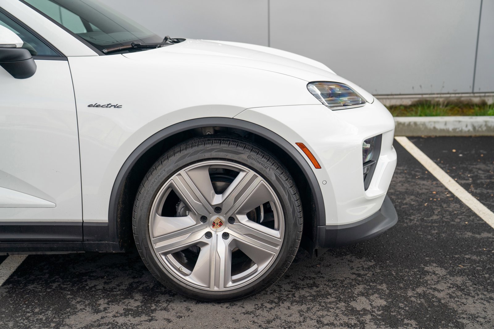 Certified 2025 Porsche Macan Electric image 9