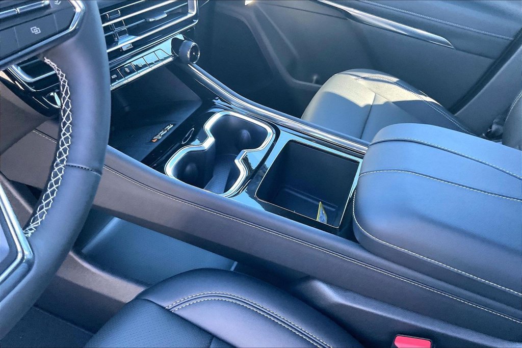 New 2027 Chevrolet Traverse LT w/ Driver Confidence Package FWD image 23