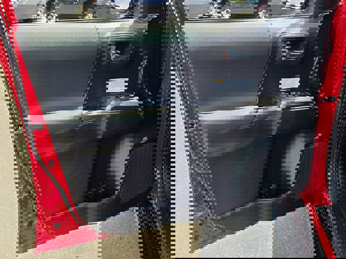 Used 2018 Toyota Tacoma TRD Off-Road w/ Technology Package image 22