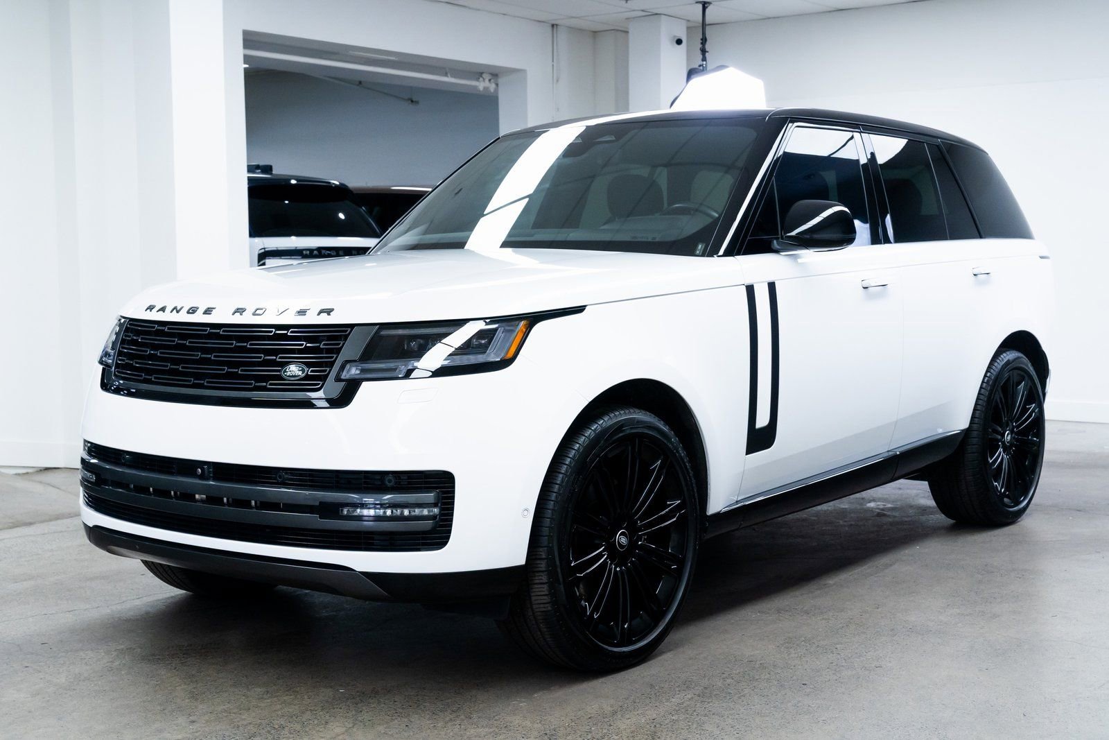 Used 2024 Land Rover Range Rover SE AWD/4WD image 3