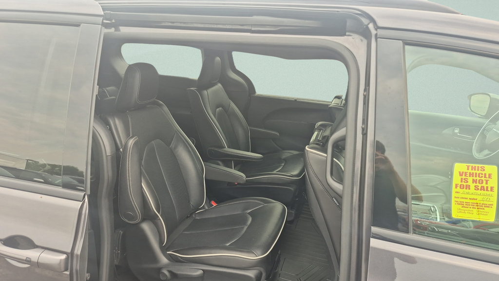 Used 2020 Chrysler Pacifica Limited w/ Advanced Safetytec Group FWD image 27