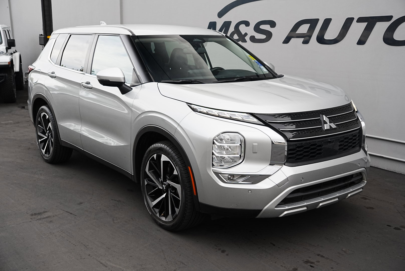 Used 2024 Mitsubishi Outlander SE image 3