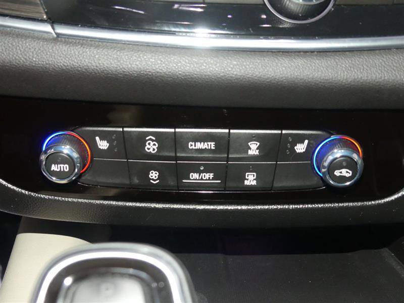 Used 2020 Buick Enclave Essence image 38